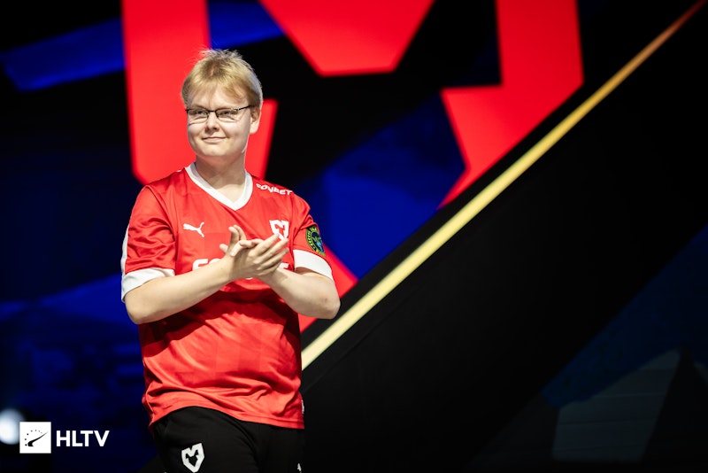 Jimpphat 延长与 MOUZ 的合同