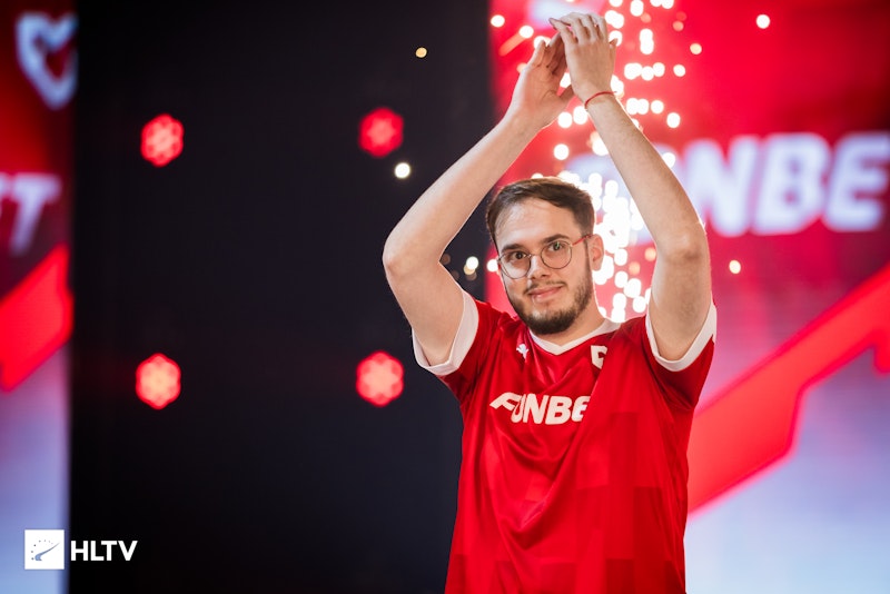 xertioN 与 MOUZ 续约