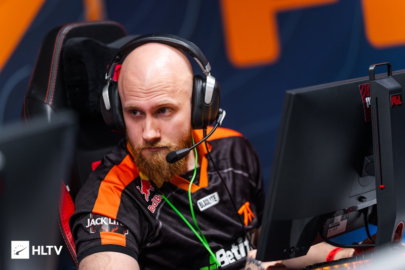 fnatic 在布达佩斯险胜 RED Canids，结束技术问题频发的首轮比赛
